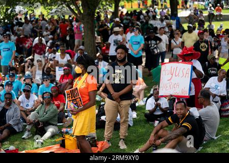 Washington, USA. 27 agosto 2023. Le persone si riuniscono durante un evento commemorativo del 60° anniversario della marcia su Washington al Lincoln Memorial di Washington, DC, negli Stati Uniti, 26 agosto 2023. PER ANDARE CON 'Feature: Migliaia si riuniscono nella capitale degli Stati Uniti per celebrare il 60° anniversario di marzo su Washington' Credit: Liu Jie/Xinhua/Alamy Live News Foto Stock