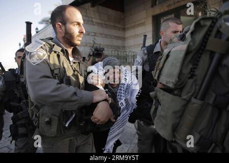 (140605) - GERUSALEMME, 5 giugno 2014 (Xinhua) - i poliziotti di frontiera israeliani detengono un manifestante palestinese durante una protesta nei pressi della porta di Damasco nella città vecchia di Gerusalemme, il 5 giugno 2014. Circa 50 manifestanti hanno partecipato alla manifestazione giovedì in occasione del 47° anniversario della guerra in Medio Oriente del 1967. Tre manifestanti sono stati arrestati con l'accusa di aver lanciato pietre contro gli agenti di polizia, ha affermato giovedì un portavoce israeliano della polizia. (Xinhua/Muammar Awad) MIDEAST-GERUSALEMME-1967 MEDIO ORIENTE - PROTESTA DI GUERRA PUBLICATIONxNOTxINxCHN Gerusalemme 5 giugno 2014 XINHUA polizia di frontiera israeliana PAL Foto Stock