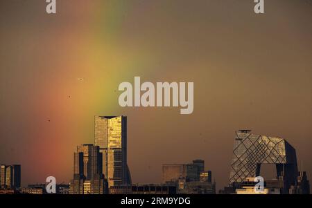 (140606) -- PECHINO, 6 giugno 2014 (Xinhua) -- Un aereo vola contro un arcobaleno apparso dopo ore di pioggia a Pechino, capitale della Cina, 6 giugno 2014. (Xinhua/Fei Maohua) (mp) CHINA-BEIJING-RAINBOW (CN) PUBLICATIONxNOTxINxCHN Pechino 6 giugno 2014 XINHUA un aereo VOLA contro un arcobaleno apparso dopo le ore di pioggia a Pechino capitale cinese 6 giugno 2014 XINHUA Fei MAOHUA MP China Beijing Rainbow CN PUBLICATIONxNOTxINxCHN Foto Stock