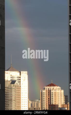 (140606) -- PECHINO, 6 giugno 2014 (Xinhua) -- l'arcobaleno appare dopo ore di piogge a Pechino, capitale della Cina, 6 giugno 2014. (Xinhua/ai She) (mp) CHINA-BEIJING-RAINBOW (CN ) PUBLICATIONxNOTxINxCHN Pechino 6 giugno 2014 XINHUA Rainbow appears After Hours of Rainfall a Pechino capitale della Cina 6 giugno 2014 XINHUA ai She MP China Beijing Rainbow CN PUBLICATIONxNOTxINxCHN Foto Stock