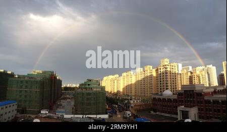 (140606) -- PECHINO, 6 giugno 2014 (Xinhua) -- l'arcobaleno appare dopo ore di piogge a Pechino, capitale della Cina, 6 giugno 2014. (Xinhua/li Xiaotian) (mp) CHINA-BEIJING-RAINBOW (CN) PUBLICATIONxNOTxINxCHN Pechino 6 giugno 2014 XINHUA Rainbow appears after hours of Rainfall in Beijing Capital of China 6 giugno 2014 XINHUA left Xiao Tian MP China Beijing Rainbow CN PUBLICATIONxNOTxINxCHN Foto Stock