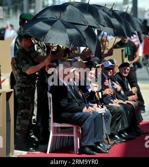 I veterani della seconda guerra mondiale partecipano a una cerimonia che segna il 70° anniversario degli sbarchi del D-Day, a Sword Beach a Ouistreham, Normandia, Francia settentrionale, il 6 giugno 2014. (Xinhua/Chen Xiaowei) CERIMONIA FRANCIA-NORMANDIA-D-DAY PUBLICATIONxNOTxINxCHN i veterani mondiali WAS II partecipano a una cerimonia che segna il 70° anniversario degli sbarchi del D Day a Sword Beach in Normandia Francia settentrionale IL 6 giugno 2014 XINHUA Chen Xiaowei Francia cerimonia del D Day in Normandia PUBLICATIONXNOTXINXCHN Foto Stock