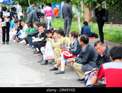 I genitori di candidati gaokao aspettano fuori da un sito di esame dell'esame di ammissione al college nazionale presso la Changchun No. 2 Experimental High School a Changchun, capitale della provincia di Jilin della Cina nord-orientale, 7 giugno 2014. L'esame, noto come gaokao , è iniziato sabato. Un totale di 9,39 milioni di persone si sono iscritte all'esame quest'anno per candidarsi a 6,98 milioni di posti vacanti in università e college. (Xinhua/Xu Chang) (lfj) CHINA-NATIONAL COLLEGE ENTRY EXAMINATION (CN) PUBLICATIONxNOTxINxCHN i genitori dei candidati gaokao aspettano fuori dal sito dell'esame di ammissione al National College A Changchun N. Foto Stock