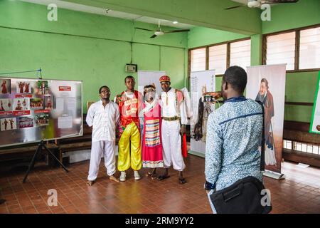 Gli studenti locali che indossano abiti tradizionali cinesi posano per una foto al Confucio Institute dell'Università di Lagos in Nigeria, 6 giugno 2014. Il Confucio Institute Day si è tenuto qui venerdì, attirando un certo numero di studenti locali interessati alla lingua e alla cultura cinese. Dal 2004, la Cina ha istituito 445 istituti Confucio e 665 aule Confucio in 122 paesi e regioni per promuovere la lingua e la cultura cinese in tutto il mondo. (Xinhua/Zhang Weiyi) NIGERIA-LAGOS-CONFUCIO INSTITUTE DAY PUBLICATIONxNOTxINxCHN studenti locali che indossano Chine tradizionali Foto Stock