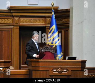 (140607) -- KIEV, 7 giugno 2014 (Xinhua) -- il presidente ucraino Petro Poroshenko si prepara a sedere durante la sua cerimonia di inaugurazione a Kiev, Ucraina, 7 giugno 2014. Petro Poroshenko ha prestato giuramento sabato come quinto presidente ucraino in una cerimonia di inaugurazione a Kiev. (Xinhua/Ufficio Presidenziale ucraino/Pool) (dzl) UCRAINA-KIEV-PRESIDENTE-CERIMONIA DI INAUGURAZIONE PUBLICATIONxNOTxINxCHN Kiev 7 giugno 2014 XINHUA il presidente ucraino Petro Poroshenko si prepara a sedersi durante la sua cerimonia di inaugurazione a Kiev Ucraina 7 giugno 2014 Petro Poroshenko che sabato come quinto Presiden ucraino Foto Stock