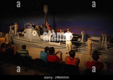 (140607) -- FREDERICKSBURG, 7 giugno 2014 (Xinhua) -- Un interprete volontario racconta storie sulla guerra del Pacifico ai visitatori del National Museum of the Pacific War a Fredericksburg of Texas, Stati Uniti, 7 giugno 2014. Il National Museum of the Pacific War è un museo dedicato esclusivamente a raccontare la storia delle battaglie del teatro del Pacifico della seconda guerra mondiale e a onorare gli otto milioni di americani che hanno servito nella guerra contro il Giappone, tra cui gli oltre 100.000 che hanno dato la vita. (Xinhua/Wang lei) US-TEXAS-FREDERICKSBURG-MUSEUM-PACIFIC WAR PUBLICATIONxNOTxINxCHN Fredericksbur Foto Stock