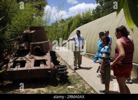 (140607) -- FREDERICKSBURG, 7 giugno 2014 (Xinhua) -- i visitatori guardano i detriti di un carro armato giapponese utilizzato durante la guerra del Pacifico nel National Museum of the Pacific War a Fredericksburg of Texas, Stati Uniti, 7 giugno 2014. Il National Museum of the Pacific War è un museo dedicato esclusivamente a raccontare la storia delle battaglie del teatro del Pacifico della seconda guerra mondiale e a onorare gli otto milioni di americani che hanno servito nella guerra contro il Giappone, tra cui gli oltre 100.000 che hanno dato la vita. (Xinhua/Song Qiong) US-TEXAS-FREDERICKSBURG-MUSEUM-PACIFIC WAR PUBLICATIONxNOTxINxCHN Frederic Foto Stock