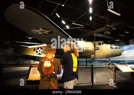 (140607) -- FREDERICKSBURG, 7 giugno 2014 (Xinhua) -- i visitatori visitano il National Museum of the Pacific War a Fredericksburg of Texas, Stati Uniti, 7 giugno 2014. Il National Museum of the Pacific War è un museo dedicato esclusivamente a raccontare la storia delle battaglie del teatro del Pacifico della seconda guerra mondiale e a onorare gli otto milioni di americani che hanno servito nella guerra contro il Giappone, tra cui gli oltre 100.000 che hanno dato la vita. (Xinhua/Song Qiong) US-TEXAS-FREDERICKSBURG-MUSEUM-PACIFIC WAR PUBLICATIONxNOTxINxCHN Fredericksburg 7 giugno 2014 i visitatori di XINHUA visitano il Foto Stock