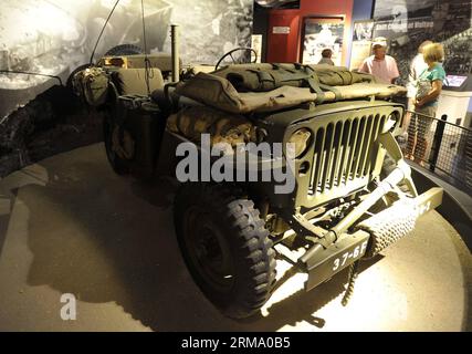 (140607) -- FREDERICKSBURG, 7 giugno 2014 (Xinhua) -- i visitatori guardano una jeep militare usata dagli Stati Uniti durante la guerra del Pacifico nel National Museum of the Pacific War a Fredericksburg of Texas, Stati Uniti, 7 giugno 2014. Il National Museum of the Pacific War è un museo dedicato esclusivamente a raccontare la storia delle battaglie del teatro del Pacifico della seconda guerra mondiale e a onorare gli otto milioni di americani che hanno servito nella guerra contro il Giappone, tra cui gli oltre 100.000 che hanno dato la vita. (Xinhua/Wang lei) US-TEXAS-FREDERICKSBURG-MUSEUM-PACIFIC WAR PUBLICATIONxNOTxINxCHN Fredericksburg J Foto Stock