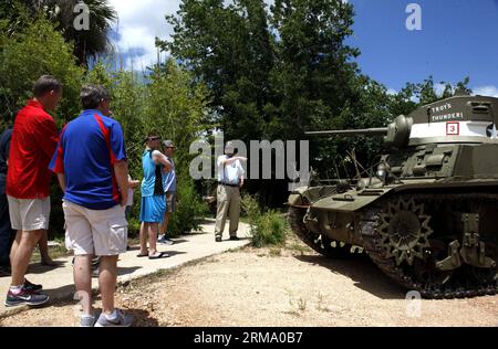 (140607) -- FREDERICKSBURG, 7 giugno 2014 (Xinhua) -- i visitatori guardano un carro armato usato dagli Stati Uniti durante la guerra del Pacifico nel National Museum of the Pacific War a Fredericksburg of Texas, Stati Uniti, 7 giugno 2014. Il National Museum of the Pacific War è un museo dedicato esclusivamente a raccontare la storia delle battaglie del teatro del Pacifico della seconda guerra mondiale e a onorare gli otto milioni di americani che hanno servito nella guerra contro il Giappone, tra cui gli oltre 100.000 che hanno dato la vita. (Xinhua/Song Qiong) US-TEXAS-FREDERICKSBURG-MUSEUM-PACIFIC WAR PUBLICATIONxNOTxINxCHN Fredericksburg 7 giugno 2 Foto Stock