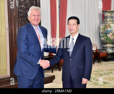(140610) -- PECHINO, 10 giugno 2014 (Xinhua) -- il Vice Premier cinese Zhang Gaoli (R) incontra il Presidente e Amministratore delegato Jeffrey R. Immelt di General Electric Co. A Pechino, capitale della Cina, il 10 giugno 2014. (Xinhua/li Tao) (zkr) CHINA-ZHANG GAOLI-GE-CHAIRMAN-MEETING(CN) PUBLICATIONxNOTxINxCHN Pechino 10 giugno 2014 XINHUA Chinese Vice Premier Zhang Gaoli r incontra il presidente e Chief Executive Officer Jeffrey r Immelt di General Electric Co a Pechino capitale cinese 10 giugno 2014 XINHUA ha lasciato Tao CCR China Zhang Gaoli GE Chairman Meeting CN PUBLICATIONXNOTXINXCHN Foto Stock