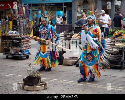 I busker indiani americani giocano in Parliament Street, YORK Foto Stock