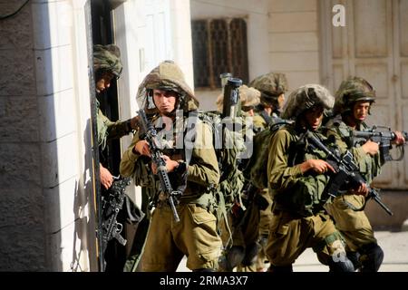 (140615) -- HEBRON, 15 giugno 2014 (Xinhua) -- soldati israeliani pattugliano nella città di Hebron in Cisgiordania per cercare tre adolescenti ebrei scomparsi 15 giugno 2014. Il primo ministro israeliano Benjamin Netanyahu ha detto che i giovani ebrei sono stati rapiti in Cisgiordania da un'organizzazione terroristica.(Xinhua/Mamoun Wazwaz) MIDEAST-HEBRON-MILITARY PUBLICATIONxNOTxINxCHN Hebron 15 giugno 2014 XINHUA Israeli Soldiers pattuglia nella città di Hebron IN CISGIORDANIA alla ricerca di tre adolescenti ebrei scomparsi 15 giugno 2014 il primo ministro israeliano Benjamin Netanyahu ha detto Thatcher i giovani ebrei erano Kidnapp Foto Stock