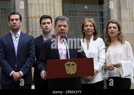 (140615) - BOGOTÀ, 15 giugno 2014 (Xinhua) - il presidente e candidato colombiano Juan Manuel Santos (fronte), accompagnato dalla sua famiglia, tiene un discorso dopo aver espresso i loro voti al Campidoglio nazionale di Bogotà, Colombia, il 15 giugno 2014. Circa 32,9 milioni di colombiani vanno alle urne di domenica durante il ballottaggio delle elezioni presidenziali tra Juan Manuel Santos e Oscar Ivan Zuluaga. (Xinhua/German Enciso/COLPRENSA) (lyi) COLOMBIA-BOGOTÀ-POLITICHE-ELEZIONI PUBLICATIONxNOTxINxCHN Bogotà 15 giugno 2014 XINHUA presidente colombiano e candidato Juan Manuel Santos fronte accompagnato dal suo Fami Foto Stock