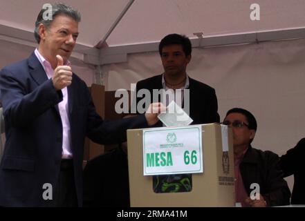 (140615) - BOGOTÀ, 15 giugno 2014 (Xinhua) - il presidente e candidato colombiano Juan Manuel Santos (L) esprime il suo voto al Campidoglio nazionale di Bogotà, Colombia, il 15 giugno 2014. Circa 32,9 milioni di colombiani vanno alle urne di domenica durante il ballottaggio delle elezioni presidenziali tra Juan Manuel Santos e Oscar Ivan Zuluaga. (Xinhua/German Enciso/COLPRENSA) (lyi) COLOMBIA-BOGOTÀ-POLITICHE-ELEZIONI PUBLICATIONxNOTxINxCHN Bogotà 15 giugno 2014 il presidente e candidato colombiano di XINHUA Juan Manuel Santos l esprime il suo VOTO AL Campidoglio nazionale di Bogotà Colombia IL 15 giugno 2014 circa 32 9 Mill Foto Stock