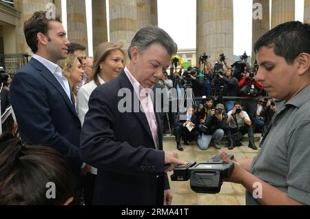 (140615) - BOGOTÀ, 15 giugno 2014 (Xinhua) - immagine fornita dalla presidenza della Colombia mostra il presidente e candidato colombiano Juan Manuel Santos (2° R, fronte) che esprime il suo voto al Campidoglio nazionale di Bogotà, Colombia, il 15 giugno 2014. Circa 32,9 milioni di colombiani vanno alle urne di domenica durante il ballottaggio delle elezioni presidenziali tra Juan Manuel Santos e Oscar Ivan Zuluaga. (Xinhua/Cesar Carrion/Presidenza della Colombia) (lyi) COLOMBIA-BOGOTÀ-POLITICA-ELEZIONI PUBLICATIONxNOTxINxCHN Bogotà 15 giugno 2014 XINHUA immagine fornita dalla Presidenza della Colombia mostra il Presidente colombiano e CA Foto Stock