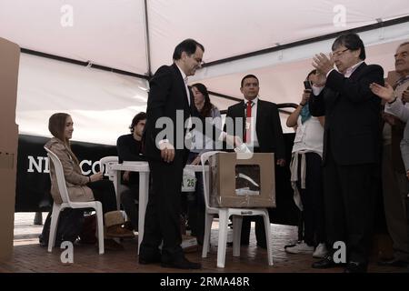 Il candidato colombiano del Partito Democratico di Centro, Oscar Ivan Zuluaga (fronte L), esprime il suo voto a Bogotà, Colombia, il 15 giugno 2014. Circa 32,9 milioni di colombiani vanno alle urne di domenica durante le elezioni presidenziali di ballottaggio tra il candidato e il presidente Juan Manuel Santos e Oscar Ivan Zuluaga. (Xinhua/Luisa Gonzalez/COLPRENSA) (fnc) CREDITO OBBLIGATORIO NO ARCHIVE-NO SALES FOR EDITORIAL ONLY COLOMBIA-BOGOTA-PRESIDENT-ELECTIONS PUBLICATIONxNOTxINxCHN candidato colombiano del Partito del Centro Democratico Oscar Ivan Zuluaga l Front pronuncia IL suo VOTO a Bogotà Colombia IL 15 giugno 20 Foto Stock