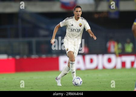 Werona, Italia. 26 agosto 2023. Chris Smalling della Roma visto in azione durante la partita di serie A del 2023-24 tra Verona e AS Roma allo Stadio Marcantonio Bentegodi. Punteggio finale; Verona 2:1 COME Roma. (Foto di Grzegorz Wajda/SOPA Images/Sipa USA) credito: SIPA USA/Alamy Live News Foto Stock