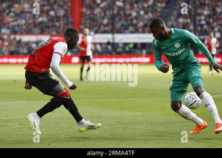 ROTTERDAM - (LR) Yankuba Minteh di Feyenoord, Sherel Floranus di Almere City durante la partita di campionato olandese tra Feyenoord e Almere City FC al Feyenoord Stadion de Kuip il 27 agosto 2023 a Rotterdam, Paesi Bassi. ANP MAURICE VAN STONE Foto Stock