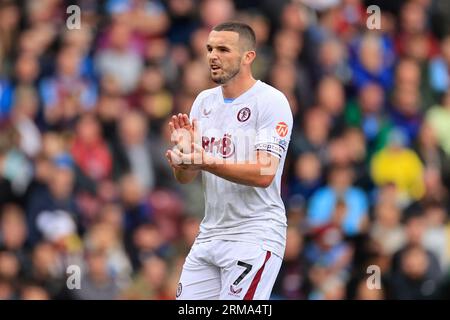 John McGinn n. 7 dell'Aston Villa plaude a uno sforzo di squadra durante la partita di Premier League Burnley vs Aston Villa a Turf Moor, Burnley, Regno Unito, 27 agosto 2023 (foto di Conor Molloy/News Images) Foto Stock