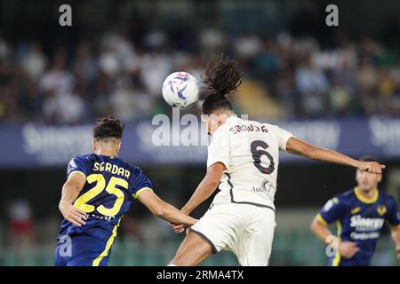 Werona, Italia. 26 agosto 2023. Serdar Suat di Verona (L) e Chris Smalling della Roma (R) visti in azione durante la partita di serie A del 2023-24 tra Verona e AS Roma allo Stadio Marcantonio Bentegodi. Punteggio finale; Verona 2:1 COME Roma. (Foto di Grzegorz Wajda/SOPA Images/Sipa USA) credito: SIPA USA/Alamy Live News Foto Stock