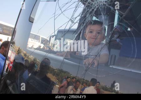 (140617) -- Gaza, 17 giugno 2014 (Xinhua) -- Un ragazzo palestinese che spera di attraversare l'Egitto siede all'interno di un autobus mentre aspetta il valico di Rafah tra l'Egitto e la Striscia di Gaza meridionale il 17 giugno 2014. Le autorità egiziane hanno riaperto il valico di frontiera di Rafah in parte per casi umanitari e pellegrini martedì per due giorni, hanno detto i funzionari di frontiera palestinesi. (Xinhua/Khaled Omar) MIDEAST-GAZA-RAFAH-CROSSING PUBLICATIONxNOTxINxCHN Gaza 17 giugno 2014 XINHUA un ragazzo PALESTINESE che spera di entrare in Egitto siede all'interno di un autobus mentre aspetta AL valico di Rafah tra l'Egitto e la Striscia di Gaza meridionale Foto Stock