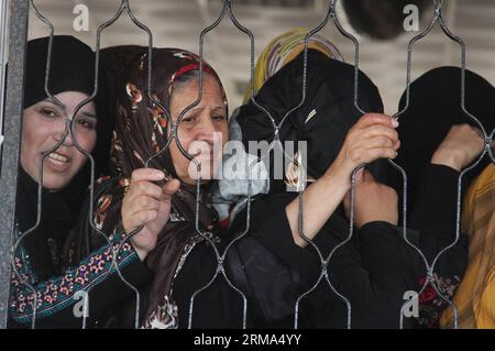 (140617) -- Gaza, 17 giugno 2014 (Xinhua) -- le donne palestinesi che sperano di attraversare l'Egitto stanno dietro una finestra mentre aspettano al valico di Rafah tra l'Egitto e la Striscia di Gaza meridionale il 17 giugno 2014. Le autorità egiziane hanno riaperto il valico di frontiera di Rafah in parte per casi umanitari e pellegrini martedì per due giorni, hanno detto i funzionari di frontiera palestinesi. (Xinhua/Khaled Omar) MIDEAST-GAZA-RAFAH-CROSSING PUBLICATIONxNOTxINxCHN Gaza 17 giugno 2014 le donne PALESTINESI XINHUA che sperano di entrare in Egitto stanno dietro una finestra mentre aspettano AL valico di Rafah tra l'Egitto e la Gaza meridionale Foto Stock