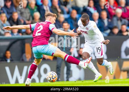 Moussa Diaby n. 19 dell'Aston Vill supera Dara o'Shea n. 2 del Burnley FC durante la partita di Premier League tra Burnley e Aston Villa a Turf Moor, Burnley domenica 27 agosto 2023. (Foto: Mike Morese | mi News) crediti: MI News & Sport /Alamy Live News Foto Stock