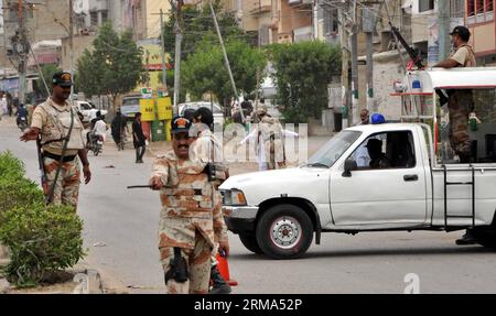 (140617) -- KARACHI, 17 giugno 2014 (Xinhua) -- i ranger pakistani prendono parte a un'operazione di ricerca a Karachi, nel sud del Pakistan, il 17 giugno 2014. L'esercito pakistano ha detto martedì che altri 25 terroristi stranieri e locali sono stati uccisi negli attacchi aerei nella regione tribale del Waziristan settentrionale mentre le forze di sicurezza hanno continuato la loro grande offensiva. (Xinhua/Arshad) PAKISTAN-KARACHI-UNREST-OPERATION PUBLICATIONxNOTxINxCHN Karachi 17 giugno 2014 i Rangers pakistani di XINHUA prendono parte a un'operazione di ricerca a Karachi nel Pakistan meridionale IL 17 giugno 2014 l'esercito pakistano ha detto martedì Thatcher 25 More Foreign and Loc Foto Stock