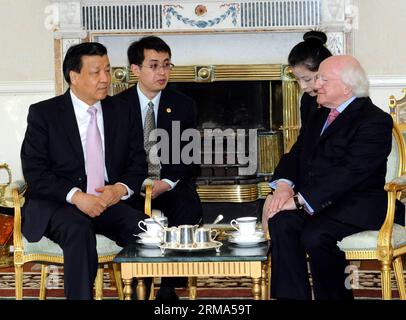 (140617) -- DUBLINO, 16 giugno 2014 (Xinhua) -- Liu Yunshan (L), membro del Comitato permanente dell'Ufficio politico del Comitato centrale del Partito Comunista Cinese, incontra il presidente irlandese Michael D. Higgins (R) a Dublino, capitale dell'Irlanda, il 16 giugno 2014. (Xinhua/Rao Aimin) (lfj) IRLANDA-DUBLINO-LIU YUNSHAN-IRISH PRESIDENT-MEETING PUBLICATIONxNOTxINxCHN Dublino 16 giugno 2014 XINHUA Liu Yunshan l membro del Comitato Thing dell'Ufficio politico del Comitato centrale del Partito Comunista Cinese incontra il presidente irlandese Michael D Higgins r a Dublino capitale dell'I. Foto Stock