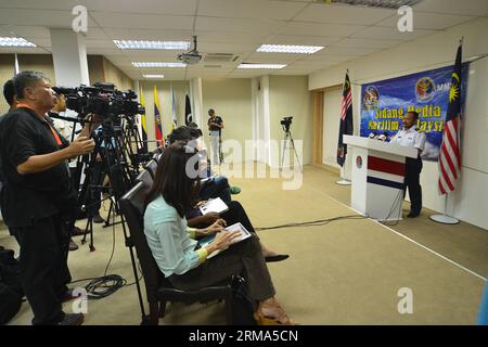 (140618) -- PORT KLANG, 18 giugno 2014 (Xinhua) -- Mohamad Hambali Yaakup (R), capo dell'ufficio Port Klang dell'Agenzia per l'applicazione della legge marittima malese, parla in una conferenza stampa a Port Klang, Malaysia, 18 giugno 2014. Alle 13:45 ora locale di mercoledì, 35 persone erano ancora scomparse dopo che una barca che trasportava 97 stranieri affondò vicino a Sungai Air Hitam al largo della costa occidentale della Malesia. (Xinhua/Chong Voon Chung) MALESIA-INCIDENTE DI AFFONDAMENTO DI UNA BARCA PUBLICATIONxNOTxINxCHN Port Sound 18 giugno 2014 XINHUA Mohamad r Capo dell'Ufficio del suono portuale dell'Agenzia per l'applicazione della legge marittima malese parla Un Foto Stock