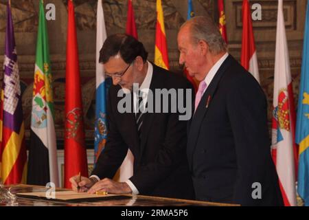 Il primo ministro spagnolo Mariano Rajoy (L), con il re Juan Carlos i de Borbon di Spagna a parte, firma la legge sull'abdicazione del re nel Palazzo reale di Madrid, 18 giugno 2014. Mercoledì il re firmò la legge sulla sua abdicazione per dare la corona a suo figlio Felipe de Borbon, che sarà re di Spagna mercoledì a mezzanotte. (Xinhua) SPAIN-MADRID-KING-ABDICATION BILL-SIGNMENT PUBLICATIONxNOTxINxCHN I primi ministri della Spagna Mariano Rajoy l con il Re Juan Carlos i de Borbon di Spagna A PARTE firma la legge SULL'abdicazione del Re NEL Palazzo reale di Madrid Foto Stock