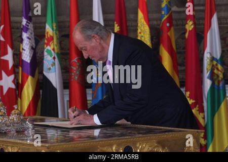 Il re Juan Carlos i de Borbon di Spagna firma la legge sulla sua abdicazione nel Palazzo reale di Madrid, il 18 giugno 2014. Mercoledì il re firmò la legge sulla sua abdicazione per dare la corona a suo figlio Felipe de Borbon, che sarà re di Spagna mercoledì a mezzanotte. (Xinhua) SPAIN-MADRID-KING-ABDICATION BILL-SIGNMENT PUBLICATIONxNOTxINxCHN il re Juan Carlos i de Borbon di Spagna firma la legge SULLA sua abdicazione AL Palazzo reale di Madrid a Madrid 18 giugno 2014 il re ha firmato mercoledì la legge SULLA sua abdicazione per dare la corona al suo Sun Felipe de Bor Foto Stock