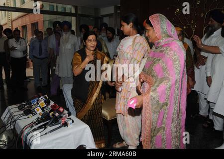 (140619) -- NUOVA DELHI, 19 giugno 2014 (Xinhua) -- il ministro indiano degli affari esteri Sushma Swaraj (3rd R, fronte) incontra i parenti delle vittime che sono state rapite in Iraq, a nuova Delhi, India, 19 giugno 2014. Giovedì, l'India ha detto che non lascerà nulla di intentato per garantire il rilascio di 40 indiani rapiti nell'Iraq colpito dalla violenza, anche se l'incertezza incombe sul destino delle vittime. (Xinhua) INDIA-NUOVA DELHI-SUSHMA SWARAJ-IRAQ-RAPITI NATIONALS PUBLICATIONxNOTxINxCHN nuova Delhi 19 giugno 2014 XINHUA Indian Minister of External Affairs Sushma Swaraj 3rd r Front si riunisce con la R. Foto Stock