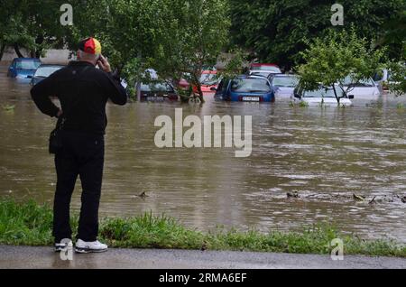 (140620) -- DOBRICH (BULGARIA), 20 giugno 2014 (Xinhua) -- Un residente guarda le auto sommerse dall'acqua di inondazione a seguito di una pesante inondazione a Dobrich, Bulgaria, 20 giugno 2014. Almeno 10 persone sono state uccise e tre sono rimaste dispersi dopo che le inondazioni innescate dal calare hanno colpito due città della Bulgaria orientale durante la notte, ha affermato venerdì il ministro degli interni Tsvetlin Yovchev. (Xinhua/BTA) BULGARIA-DOBRICH-FLOOD PUBLICATIONxNOTxINxCHN Dobrich Bulgaria 20 giugno 2014 XINHUA un residente guarda LE automobili sommerse nell'acqua alluvionale a seguito di una forte inondazione a Dobrich Bulgaria 20 giugno 2014 almeno 10 celebrità ha Foto Stock