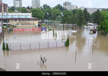 (140620) -- DOBRICH (BULGARIA), 20 giugno 2014 (Xinhua) -- Un campo da tennis è sommerso dall'acqua alluvionale a seguito di una pesante inondazione a Dobrich, Bulgaria, 20 giugno 2014. Almeno 10 persone sono state uccise e tre sono rimaste dispersi dopo che le inondazioni innescate dal calare hanno colpito due città della Bulgaria orientale durante la notte, ha affermato venerdì il ministro degli interni Tsvetlin Yovchev. (Xinhua/BTA) BULGARIA-DOBRICH-FLOOD PUBLICATIONxNOTxINxCHN Dobrich Bulgaria 20 giugno 2014 XINHUA un campo da tennis È sommerso dall'acqua alluvionale a seguito di una grave inondazione a Dobrich Bulgaria 20 giugno 2014 almeno 10 celebrità sono state UCCISE Foto Stock