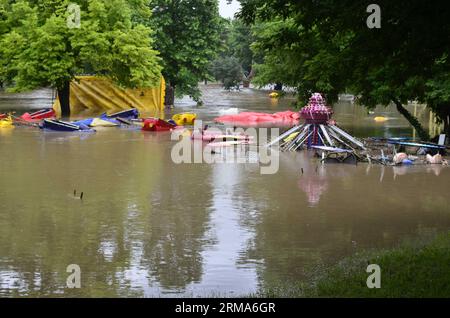 (140620) -- DOBRICH (BULGARIA), 20 giugno 2014 (Xinhua) -- Un parco è sommerso dall'acqua di inondazione a seguito di una pesante inondazione a Dobrich, Bulgaria, 20 giugno 2014. Almeno 10 persone sono state uccise e tre sono rimaste dispersi dopo che le inondazioni innescate dal calare hanno colpito due città della Bulgaria orientale durante la notte, ha affermato venerdì il ministro degli interni Tsvetlin Yovchev. (Xinhua/BTA) BULGARIA-DOBRICH-FLOOD PUBLICATIONxNOTxINxCHN Dobrich Bulgaria 20 giugno 2014 il parco XINHUA a È sommerso dall'acqua alluvionale a seguito di una forte inondazione a Dobrich in Bulgaria 20 giugno 2014 almeno 10 celebrità sono state UCCISE e tre Remai Foto Stock