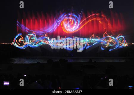 (140620) -- SINGAPORE, 20 giugno 2014 (Xinhua) -- i turisti guardano gli ultimi fuochi d'artificio e le fontane stravaganti Wings of Time a Singapore, la spiaggia di Sentosa Siloso, 20 giugno 2014. (Xinhua/Then Chih Wey) SINGAPORE-SHOW-WINGS OF TIME PUBLICATIONxNOTxINxCHN Singapore 20 giugno 2014 XINHUA turisti guardano gli ultimi fuochi d'artificio e le ali della fontana del tempo A Sentosa Siloso Beach Di Singapore 20 giugno 2014 XINHUA poi Chih Wey Singapore Show Wings of Time PUBLICATIONXNOTXINXCHN Foto Stock