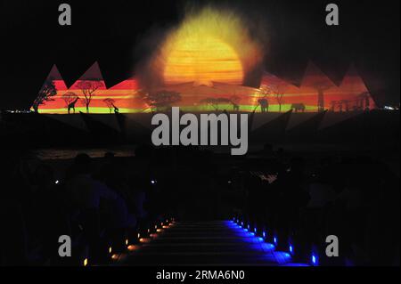 (140620) -- SINGAPORE, 20 giugno 2014 (Xinhua) -- i turisti guardano gli ultimi fuochi d'artificio e le fontane stravaganti Wings of Time a Singapore, la spiaggia di Sentosa Siloso, 20 giugno 2014. (Xinhua/Then Chih Wey) SINGAPORE-SHOW-WINGS OF TIME PUBLICATIONxNOTxINxCHN Singapore 20 giugno 2014 XINHUA turisti guardano gli ultimi fuochi d'artificio e le ali della fontana del tempo A Sentosa Siloso Beach Di Singapore 20 giugno 2014 XINHUA poi Chih Wey Singapore Show Wings of Time PUBLICATIONXNOTXINXCHN Foto Stock