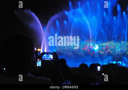 (140620) -- SINGAPORE, 20 giugno 2014 (Xinhua) -- i turisti guardano gli ultimi fuochi d'artificio e le fontane stravaganti Wings of Time a Singapore, la spiaggia di Sentosa Siloso, 20 giugno 2014. (Xinhua/Then Chih Wey) SINGAPORE-SHOW-WINGS OF TIME PUBLICATIONxNOTxINxCHN Singapore 20 giugno 2014 XINHUA turisti guardano gli ultimi fuochi d'artificio e le ali della fontana del tempo A Sentosa Siloso Beach Di Singapore 20 giugno 2014 XINHUA poi Chih Wey Singapore Show Wings of Time PUBLICATIONXNOTXINXCHN Foto Stock