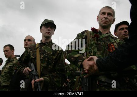 La foto scattata il 21 giugno 2014 mostra le reclute dell'esercito dell'autoproclamata Repubblica Popolare di Donec'k nella piazza centrale di Donec'k, in Ucraina. Circa 100 reclute si uniranno alle unità armate delle milizie locali nei punti caldi della regione. (Xinhua/Alexander Ermochenko) UCRAINA-DONEC'K-ARMY RECLUTA PUBLICATIONxNOTxINxCHN foto scattata IL 21 giugno 2014 mostra reclute dell'esercito della Repubblica autoproclamata delle celebrità di Donec'k nella piazza centrale di Donec'k Ucraina circa 100 reclute si uniranno alle unità armate delle milizie locali nei punti caldi della regione XINHUA Alexander Ukraine Donetsk Army recluta PUBLICATIO Foto Stock