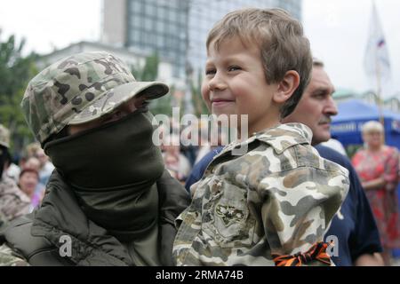 La foto scattata il 21 giugno 2014 mostra le reclute dell'esercito dell'autoproclamata Repubblica Popolare di Donec'k nella piazza centrale di Donec'k, in Ucraina. Circa 100 reclute si uniranno alle unità armate delle milizie locali nei punti caldi della regione. (Xinhua/Alexander Ermochenko) UCRAINA-DONEC'K-ARMY RECLUTA PUBLICATIONxNOTxINxCHN foto scattata IL 21 giugno 2014 mostra reclute dell'esercito della Repubblica autoproclamata delle celebrità di Donec'k nella piazza centrale di Donec'k Ucraina circa 100 reclute si uniranno alle unità armate delle milizie locali nei punti caldi della regione XINHUA Alexander Ukraine Donetsk Army recluta PUBLICATIO Foto Stock