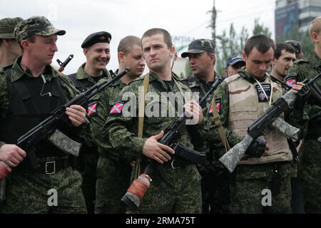 La foto scattata il 21 giugno 2014 mostra le reclute dell'esercito dell'autoproclamata Repubblica Popolare di Donec'k nella piazza centrale di Donec'k, in Ucraina. Circa 100 reclute si uniranno alle unità armate delle milizie locali nei punti caldi della regione. (Xinhua/Alexander Ermochenko) UCRAINA-DONEC'K-ARMY RECLUTA PUBLICATIONxNOTxINxCHN foto scattata IL 21 giugno 2014 mostra reclute dell'esercito della Repubblica autoproclamata delle celebrità di Donec'k nella piazza centrale di Donec'k Ucraina circa 100 reclute si uniranno alle unità armate delle milizie locali nei punti caldi della regione XINHUA Alexander Ukraine Donetsk Army recluta PUBLICATIO Foto Stock