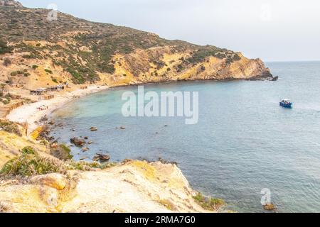 Avventure di pesca: Pescare in una piccola barca in mare in Tunisia, Nord Africa Foto Stock