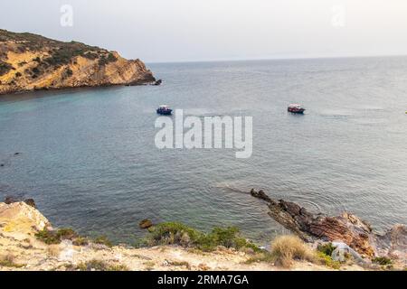 Avventure di pesca: Pescare in una piccola barca in mare in Tunisia, Nord Africa Foto Stock