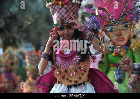 (140622) -- GIACARTA, 22 giugno 2014 (Xinhua) -- le persone si esibiscono durante il Carnevale di Giacarta in occasione del 487° anniversario della città di Giacarta, Indonesia, 22 giugno 2014. (Xinhua/Agung Kuncahya B.) (djj) INDONESIA-GIACARTA-CARNAVAL PUBLICATIONxNOTxINxCHN Giacarta 22 giugno 2014 celebrità di XINHUA si esibiscono durante il Carnevale di Giacarta in occasione dell'anniversario della città di Giacarta Indonesia 22 giugno 2014 XINHUA Agung Kuncahya B Indonesia Jakarta Carnaval PUBLICATIONXNOTXINXCHN Foto Stock