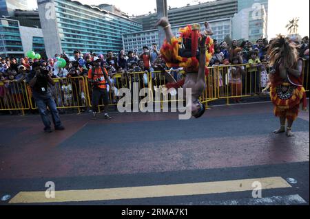 (140622) -- GIACARTA, 22 giugno 2014 (Xinhua) -- le persone si esibiscono durante il Carnevale di Giacarta in occasione del 487° anniversario della città di Giacarta, Indonesia, 22 giugno 2014. (Xinhua/Agung Kuncahya B.) (djj) INDONESIA-GIACARTA-CARNAVAL PUBLICATIONxNOTxINxCHN Giacarta 22 giugno 2014 celebrità di XINHUA si esibiscono durante il Carnevale di Giacarta in occasione dell'anniversario della città di Giacarta Indonesia 22 giugno 2014 XINHUA Agung Kuncahya B Indonesia Jakarta Carnaval PUBLICATIONXNOTXINXCHN Foto Stock