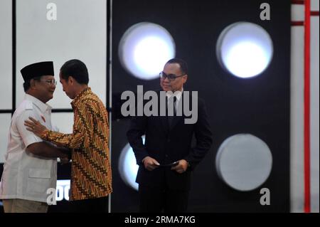 (140622) -- GIACARTA, 22 giugno 2014 (Xinhua) -- i candidati presidenziali indonesiani Prabowo Subianto (L) e Joko Widodo (C) stringono la mano durante il terzo dibattito presidenziale con particolare attenzione alla politica interna e alla sicurezza nazionale a Giacarta, Indonesia, 22 giugno 2014. La Commissione elettorale generale terrà cinque dibattiti tra i due candidati presidenziali e i loro compagni di corsa prima dei sondaggi elettorali del 9 luglio . (Xinhua/Agung Kuncahya B.)(bxq) INDONESIA-GIACARTA-CANDIDATO PRESIDENZIALE DIBATTITO PUBLICATIONxNOTxINxCHN Giacarta 22 giugno 2014 XINHUA candidati presidenziali indonesiani Prabowo l e. Foto Stock