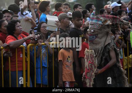 (140622) -- GIACARTA, 22 giugno 2014 (Xinhua) -- la gente guarda lo spettacolo durante il Carnevale di Giacarta che segna il 487° anniversario della città di Giacarta, Indonesia, 22 giugno 2014. (Xinhua/Agung Kuncahya B.) (djj) INDONESIA-JAKARTA-CARNAVAL PUBLICATIONxNOTxINxCHN Giacarta 22 giugno 2014 XINHUA Celebrities Watch Performance durante il Carnevale di Giacarta in occasione dell'anniversario della città di Giacarta Indonesia 22 giugno 2014 XINHUA Agung Kuncahya B Indonesia Jakarta Carnaval PUBLICATIONXNOTXINXCHN Foto Stock