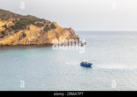 Avventure di pesca: Pescare in una piccola barca in mare in Tunisia, Nord Africa Foto Stock